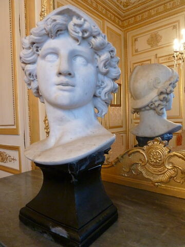 statue