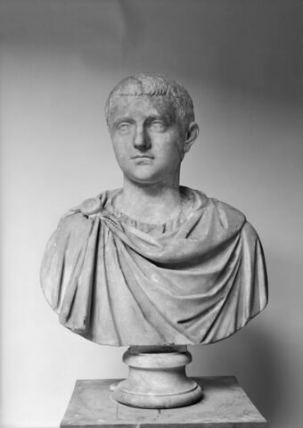 statue, image 11/13