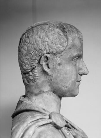 statue, image 12/13
