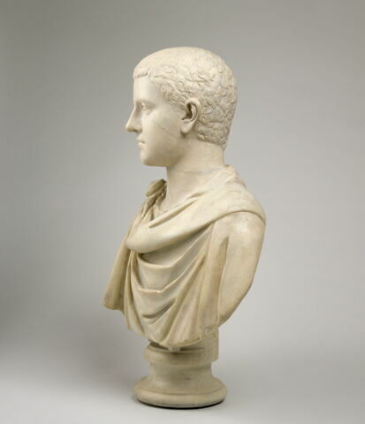 statue, image 3/13