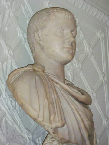 statue, image 9/13