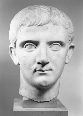 statue, image 2/4