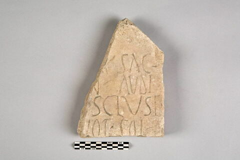 Stèle votive à Saturne (fragment), image 2/2
