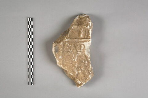 Stèle votive à Saturne (fragment), image 2/2