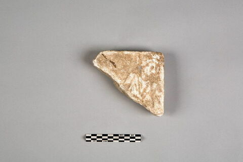 Stèle votive à Saturne (fragment), image 2/2