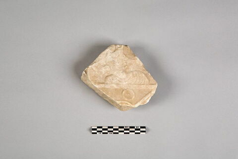Stèle votive à Saturne (fragment), image 2/2
