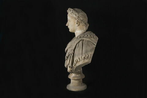 statue, image 3/4
