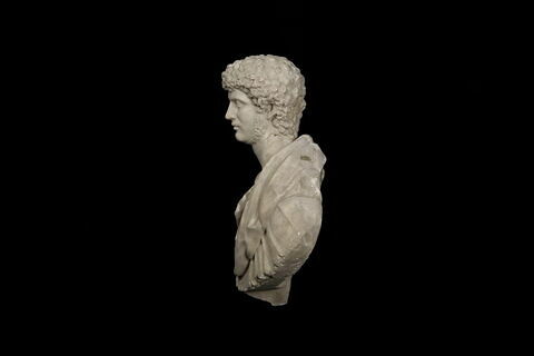 statue, image 2/4