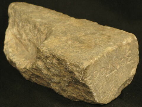 base de statuette  ; inscription, image 3/4