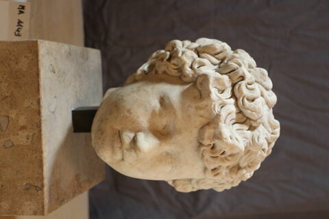 statue, image 2/9