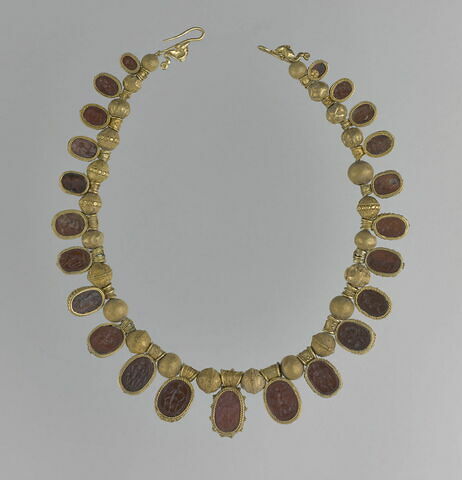 collier aux scarabées, image 2/3