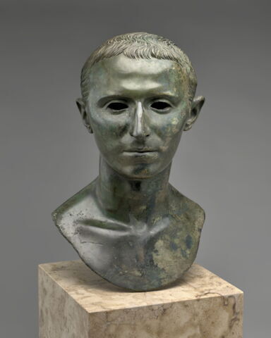 statue, image 2/5