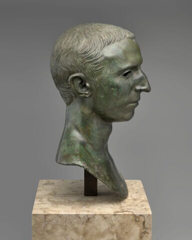 statue, image 3/5