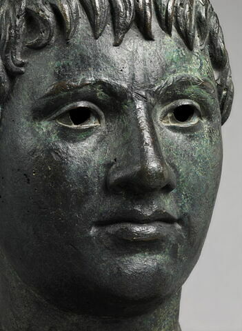 statue, image 2/5