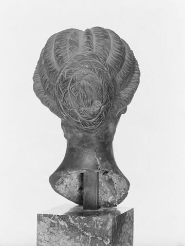 statue, image 3/3