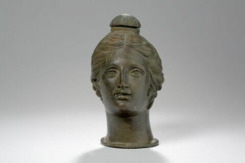 Vase funéraire en forme de tête féminine