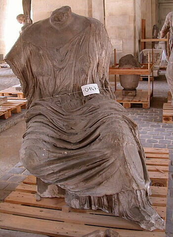Tirage intégral d’une figure féminine du fronton est du Parthénon, dite "Hestia", "Thémis" ou "Léto"