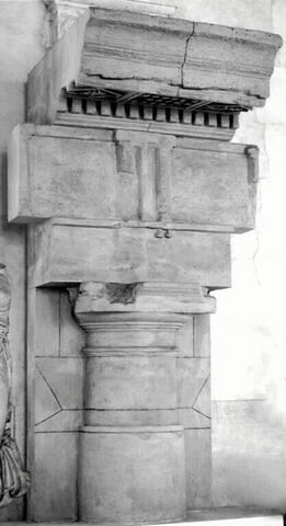Tirage d’un ordre dorique restauré
La base de la colonne est directement surmontée du chapiteau et de la frise dorique ; cet ordre d'applique est moulé avec une partie du mur. 
Provenant de : Rome, Théâtre dit 