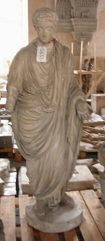 Tirage d’une statue de Commode, jeune, drapé.