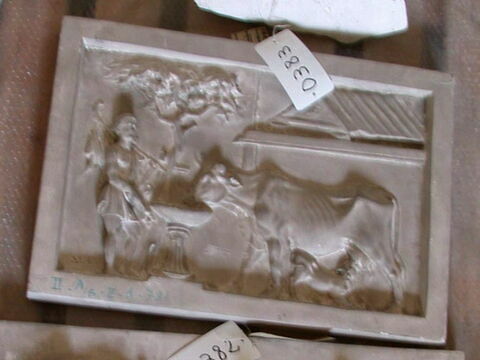 Tirage d’un relief représentant un berger qui une vache allaitant, image 1/1