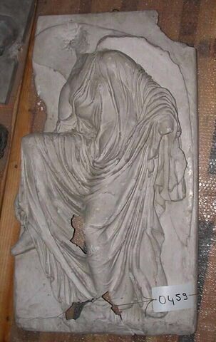 Tirage d’un relief représentant une Nikê attachant sa sandale