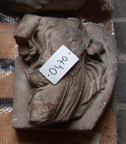 Tirage d’un relief représentant le buste d’une Nikê tenant un casque