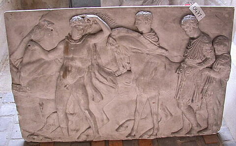 Tirage d’une plaque de la frise nord du Parthénon représentant trois hommes, un garçon et deux chevaux