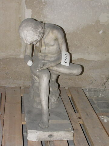 Tirage d'une statue de jeune homme, dite "Spinario"