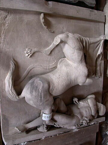 Tirage d’une métope représentant un centaure et un Lapithe