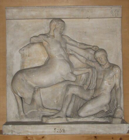 Tirage d’une métope représentant un centaure et un Lapithe