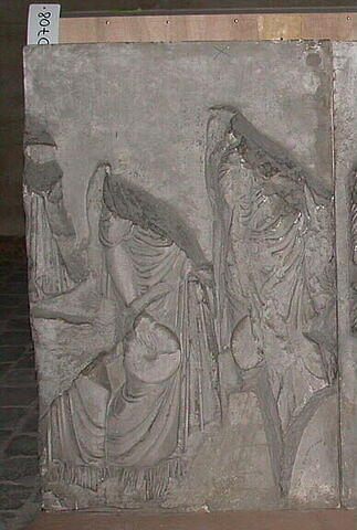 Tirage d’une plaque représentant trois femmes tenant des phiales, image 1/1