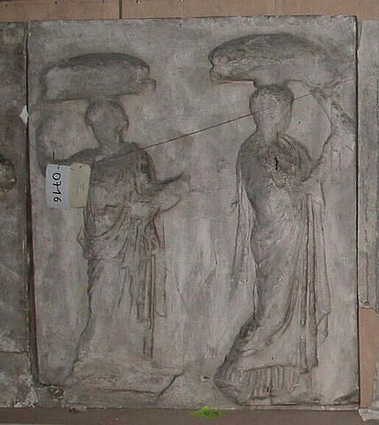 Tirage intégral d’une plaque de la frise est du Parthénon représentant deux fillettes portant des tabourets, image 1/1