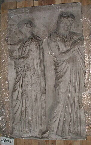 Tirage d’une plaque représentant une prêtresse et l'archonte portant le péplos, image 1/1