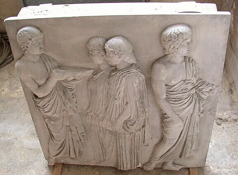 Tirage intégral d'une plaque de la frise est du Parthénon représentant deux ordonnateurs et deux ergastines, image 1/1