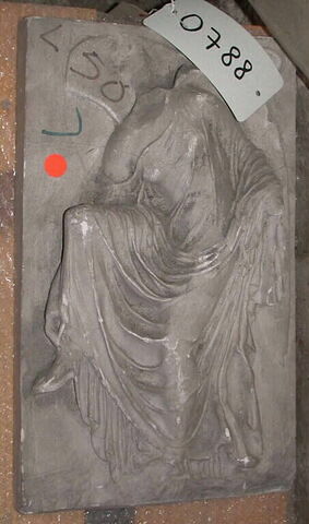 Tirage réduit au quart (?) d’un relief représentant une nikè rattachant sa sandale