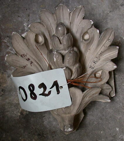 Tirage d’un élément de soffite orné d'une fleur d'acanthe, image 1/1