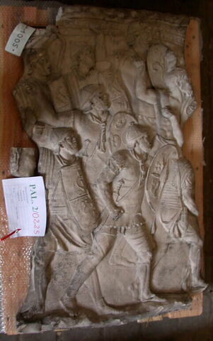Tirage d’une plaque de la colonne Trajane représentant des soldats montant à l’assaut