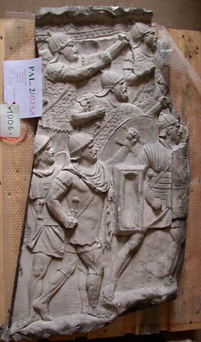 Tirage d’une plaque de la colonne Trajane représentant une scène de combat, image 1/1