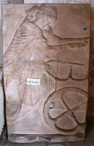 Tirage d'un bas-relief représentant un personnage montant sur un char, image 1/1