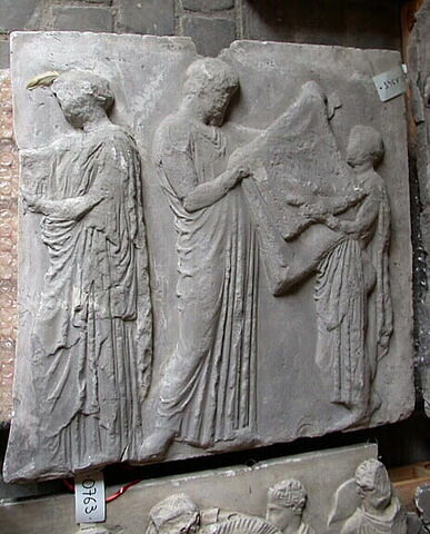 Tirage d'une plaque de la frise est du Parthénon représentant le prêtre recevant le peplos d'Athéna, image 1/1