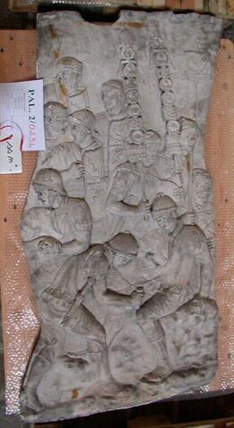 Tirage d’une plaque de la colonne Trajane représentant des légionnaires en action, image 1/1
