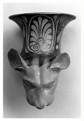 rhyton ; vase plastique, image 2/2