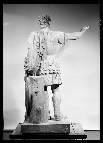 statue, image 10/11