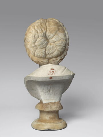 statue, image 2/13