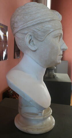 statue, image 2/3