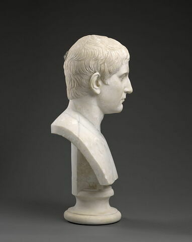 statue, image 2/7