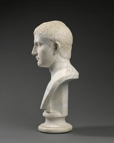 statue, image 3/7