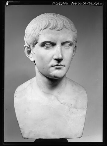 statue, image 7/7