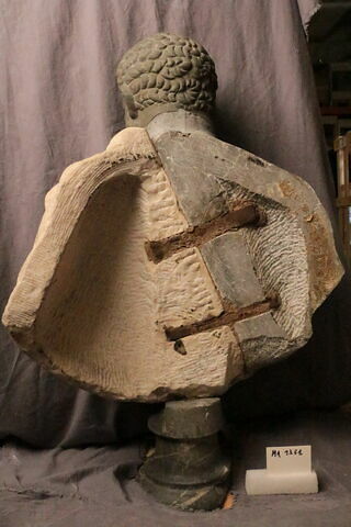 statue, image 2/3