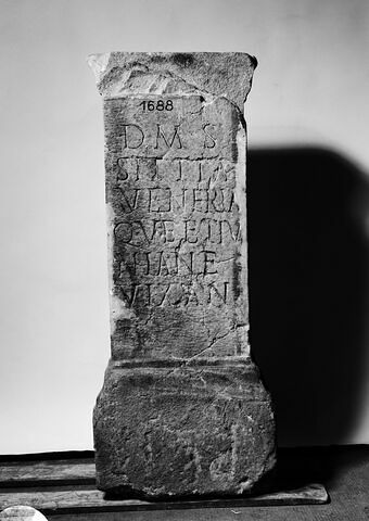 autel funéraire ; inscription, image 1/3